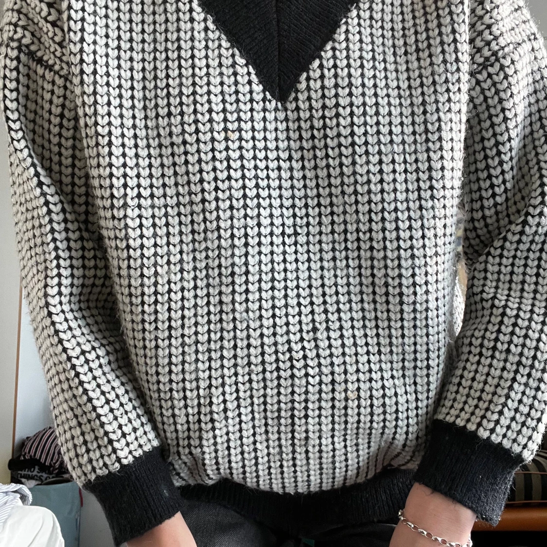 Svartvit stickad tröja med v-ringning - 3
