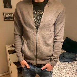 Massimo Dutti kofta - Tja! Säljer nu min Massimo dutti kofta i bra kvalitet köpte den här för ett tag sen men är nu för liten! Storlek M och sitter as bra. Inga defekter eller slitningar. Den är i gott skick! Hör av er!