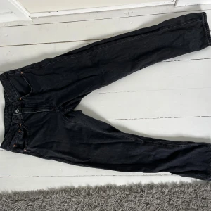 Svarta jeans från Vailent XS - Svarta jeans från Vailent i storlek XS. Klassisk femficksmodell med raka ben och knappgylf. Jeansen har en mörk tvätt och är tillverkade i slitstarkt denimtyg. Perfekt för dig som gillar en enkel och stilren look. Mörkgråa!