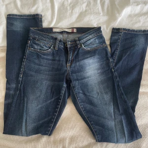 Blå jeans BeckyD från Peak Performance - Snygga blå jeans från Peak Performance, modell BeckyD. Klassisk femficksdesign med raka ben och kontrastsömmar. Jeansen är tillverkade i 98% bomull och 2% elastan för en bekväm passform. Perfekt för dig som gillar en tidlös och cool look.