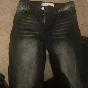 Grå jeans  - Från Bershka, storlek: 32 (passar xs) 