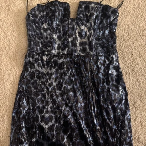 Cool klänning från zara - Klänning från Zara med leopardmönster och glitter! Aldrig använt 