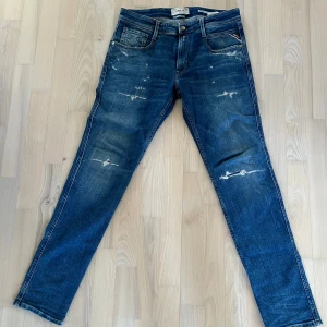 Replay Anbass  - Replay anbass med snygg tätt och slitningar. Säljs då jag växt ur dem. Priset kan diskuteras vid snabb och smidig affär. Vid frågor och funderingar är det bara att fråga!!