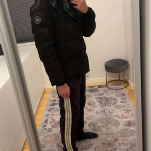  Canada Goose - Säljer en svart vällsköt Canada Goose jacka. Köpt 2023, använd delvis under 2 vinter säsonger. Inga håll eller fläckar. Vid frågor tveka inte på att kontakta. 