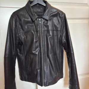 Svart skinnjacka från Cityzen, L - Läderjacka köpt pả Sellpy (köpt för 1300kr), sparsamt använd. OBS!!: står att det är storlek L men sitter bra pả mig som är en S/M, men lite tajt i armarna. Gissar pà att det är en "herr"jacka i grunden men enligt mig unisex<3