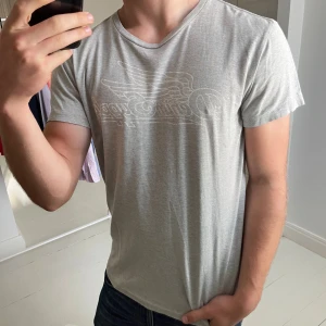 Denim and supply Ralph Lauren t shirt  - Denim and supply Ralph Lauren t shirt , sjukt snygg med mönster på. Modellen är 180,75 kg och bär S! 