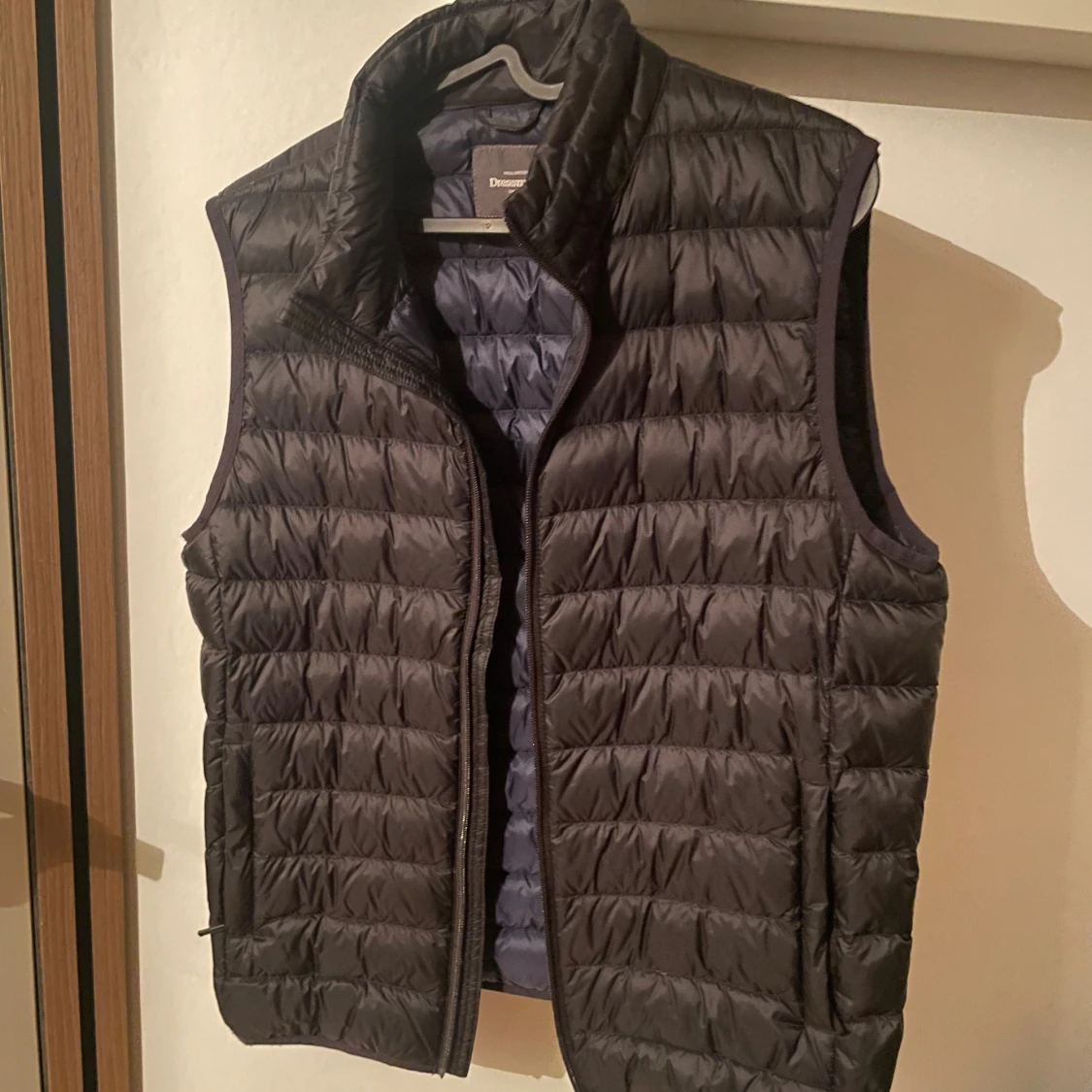 Svart dunväst från Dressmann