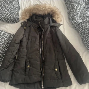 Jack dam - En jacka med päls på