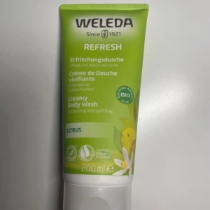 Weleda Refresh Creamy Body Wash Citrus - Weleda Refresh Creamy Body Wash med citrus är en skonsam och naturlig duschkräm som rengör huden effektivt samtidigt som den återfuktar och vårdar. Med en uppfriskande doft av citrus. Helt ny och plomberad.  200ml  Vänligen läs min bio innan du gör ett köp; där hittar du bland annat information om leveransprocessen med mera 😊