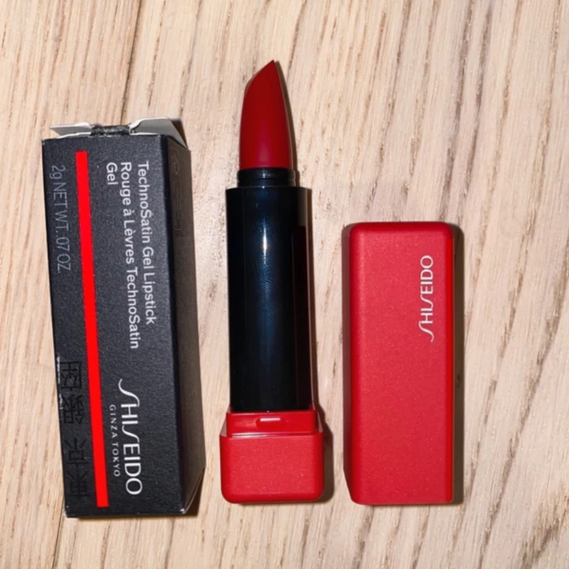 Shiseido rött läppstift TechnoSatin