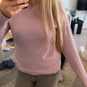 Ljusrosa stickad tröja - Superfin ljuseosa stickad tröja från vero Moda. Skönt material men lite nopprig. 