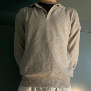 Grå kashmirtröja från Soft Goat - Nypris 3499kr. Priset Ej hugget i sten. Använd ganska många gånger men på fina tillfällen så inget är nött eller något, må va lite nedtvättad någon storlek.Säljer en grå långärmad tröja från Soft Goat i 100% kashmir. Tröjan har en avslappnad krage med knappdetalj och ribbade muddar vid ärmslut och nederkant. Perfekt för dig som gillar mjuka och lyxiga material.