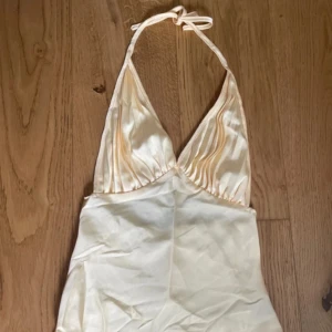 Ljusgul topp köpt secondhand - Jättefin ljusgul topp storlek xs/s köpt secondhand. Nyskick!