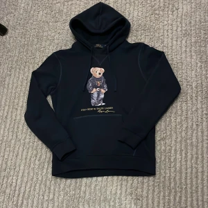 Mörkblå hoodie Polo Ralph Lauren  - Säljer denna polo Ralph lauren hoodie med tryck på. Väldigt bra skick ! Skriv vid minsta lilla fundering ! 
