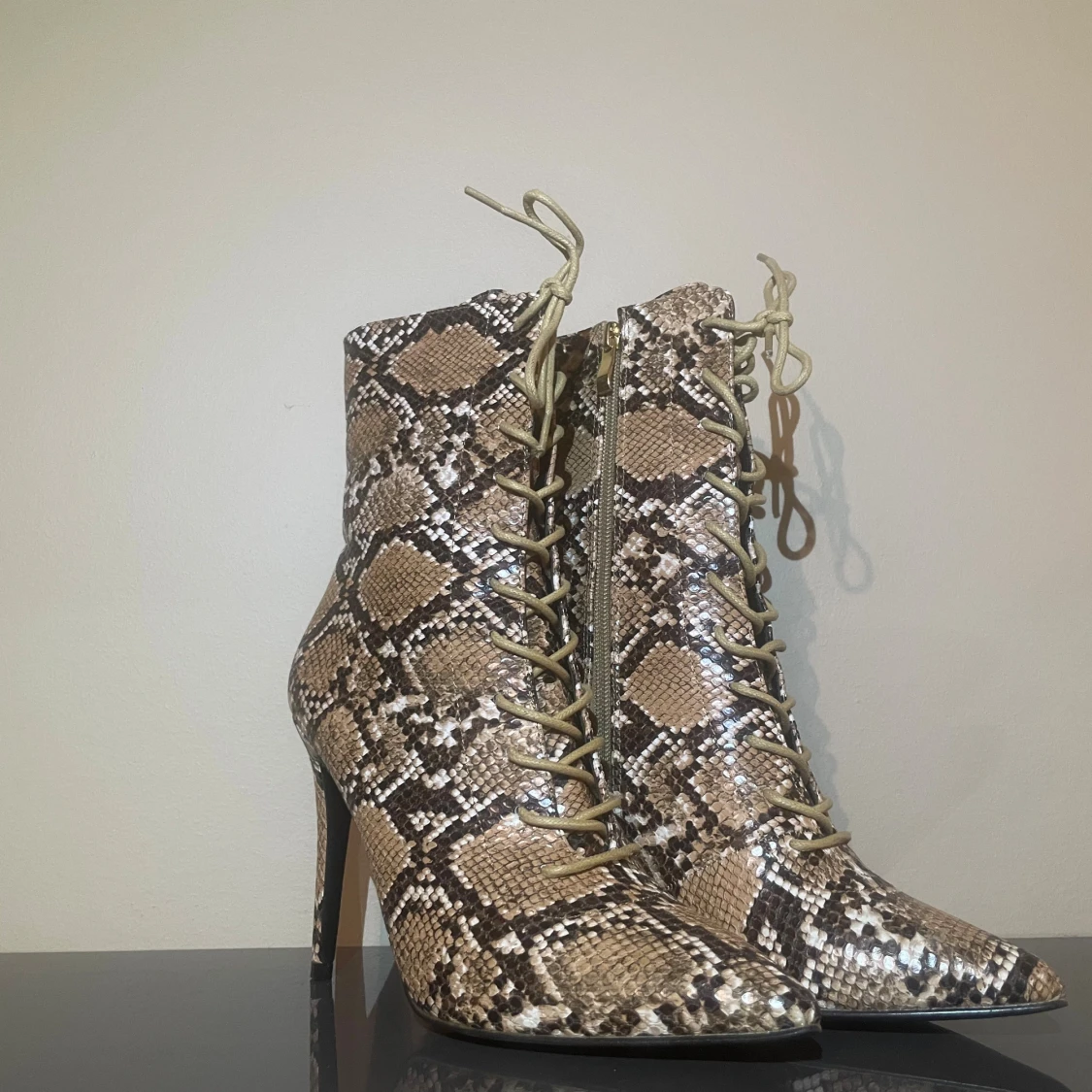 Ormmönstrade stövletter med snörning