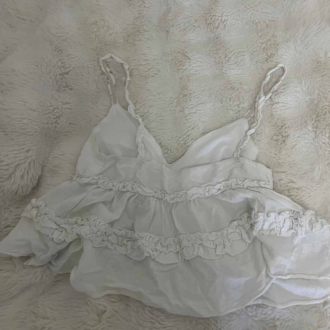 Vit volangig linnetopp med smala axelband - 1