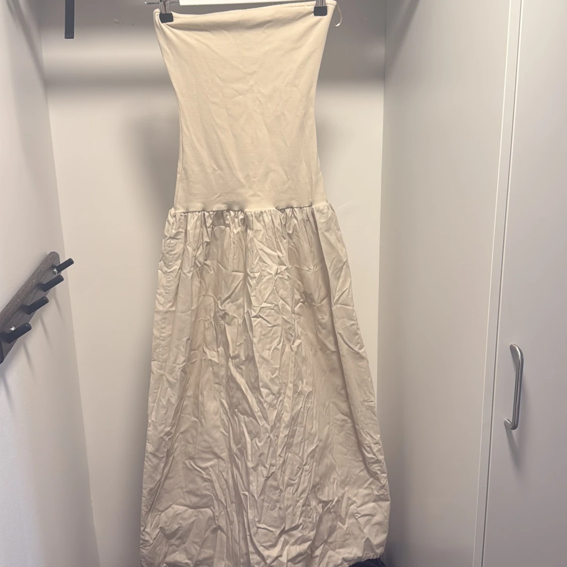 Lång beige axelbandslös klänning