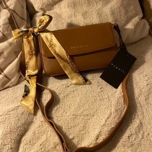 Bugatti Ponte shoulder bag - https://www.vinted.fi/items/7304615338-bugatti-ponte-shoulder-bag