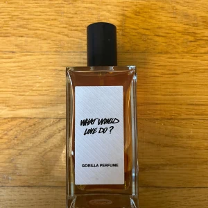 What Would Love Do? Parfym - En unik parfym från Gorilla Perfume med cool design och ett namn som sticker ut. Perfekt för dig som vill ha något annorlunda och uttrycksfullt i din samling. 100ml. 