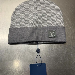 L mössa grå  - L mössa grå tags följer med!