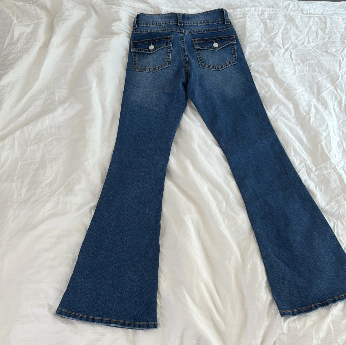 Blå bootcut jeans från RYVLS - 1