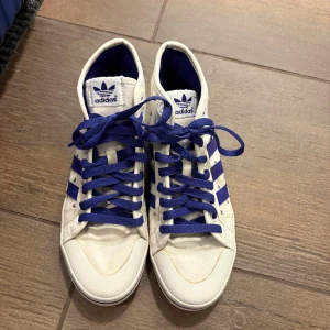 Adidas skor - Gamla adidas skor som inte säljs längre. Köptes för 899kr säljer då de inte används. Storlek 41 1/3 