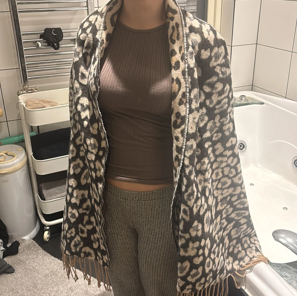 Leopardmönstrad beige halsduk med fransar - 1