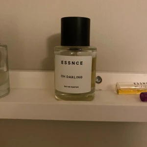 ESSNCE Oh Darling Eau de Parfum - Modern och stilren parfym från ESSNCE med namnet Oh Darling. Perfekt för dig som vill sticka ut med en unik doft. Eau de Parfum för extra långvarig effekt.