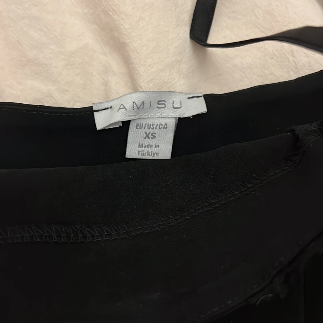 Svart linnetopp med spets från Amisu - 2