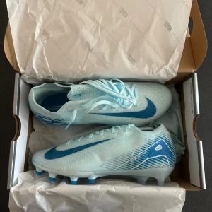 Nike Mercurial konstgräs  - Konstgrässkor från Nike i storlek 39. Aldrig använda, kommer i originalkartong med medföljande skopåse. Köpta på Unisport, inköpspris 2889kr pris går att diskutera☺️