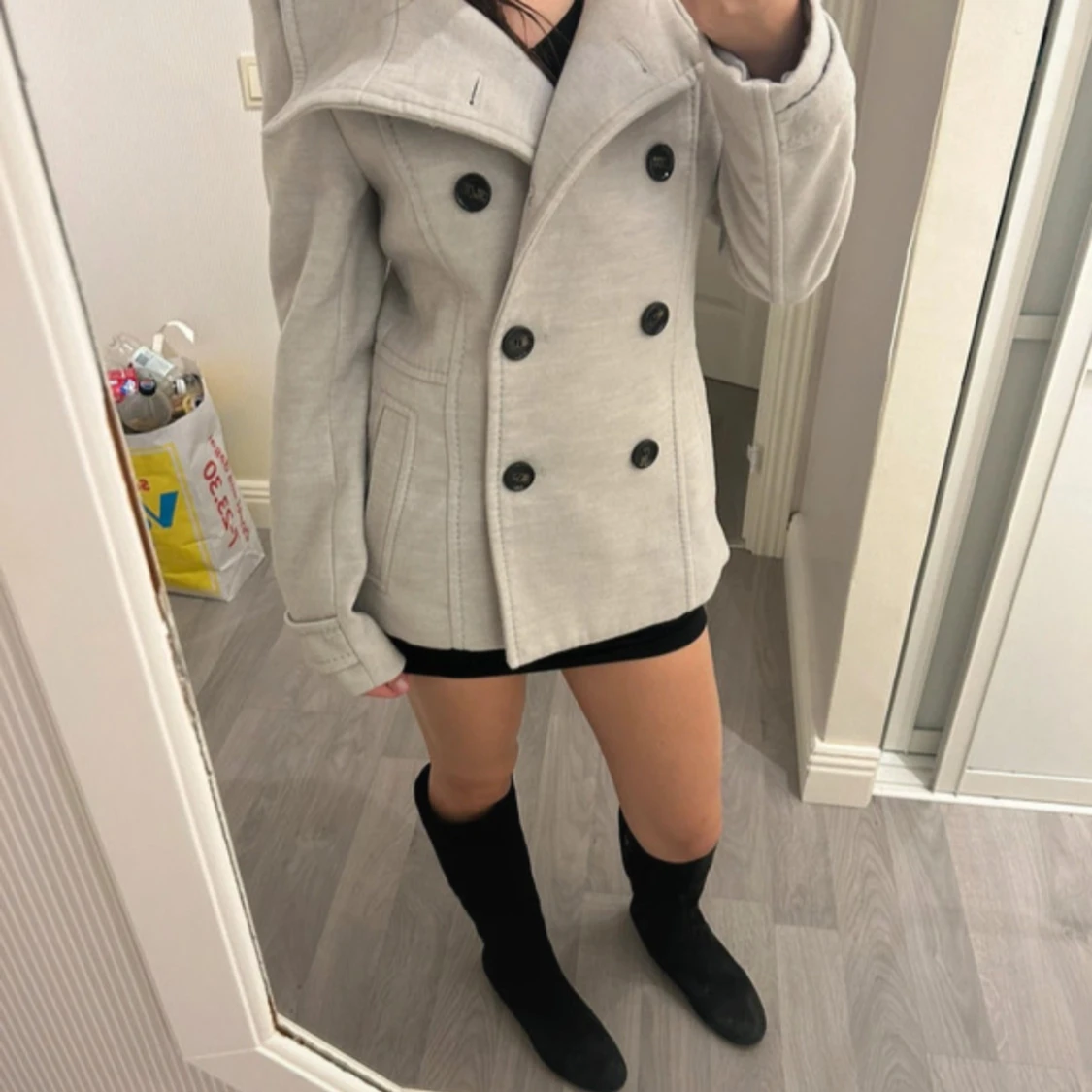 Ljusgrå skepparkavaj med knappar