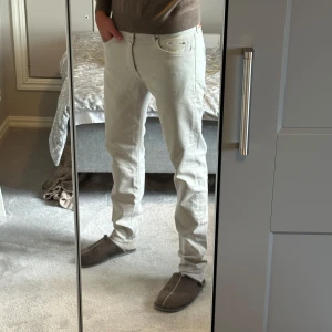 Ljusgrå jeans från J.Lindeberg - Snygga ljusgrå jeans från J.Lindeberg med perfekt passform. Jeansen är i riktigt bra skick utan några defekter. Jag är 188cm lång. Skriv om ni har några funderingar;)