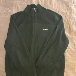 Svart half zip tröja från BOSS - Svart långärmad tröja från BOSS med half zip och hög krage. ordinarie pris 1999
