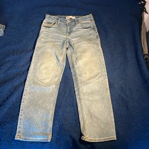 Levi's Loose Taper ljusblå jeans - Ljusblå jeans från Levi's i loose taper-modell. Klassisk femficksdesign, raka ben med avsmalnande passform och snygga kontrastsömmar. Tillverkade i slitstarkt jeanstyg med Levi's ikoniska patch bak i midjan.