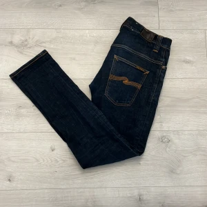 Nudie jeans  - Hej! Säljer ett par nudie jeans i fint sick//jeansen har inga defekter och är u storleken W31 L32//hör av er vid frågor! 