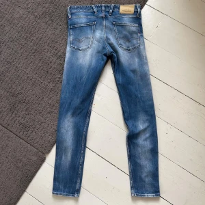 Blåa Replay Anbass Jeans - Riktigt snygga Replay Anbass jeans med stilren wash. | W30 L32 | Nypris: 1699kr | Nytt skick!. | Skriv vid minsta fundering, priset är ej hugget i sten! 