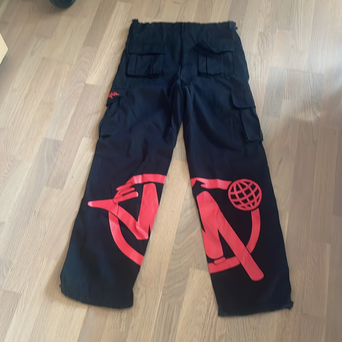 Minustwo Svarta cargopants med röd graffiti - 2