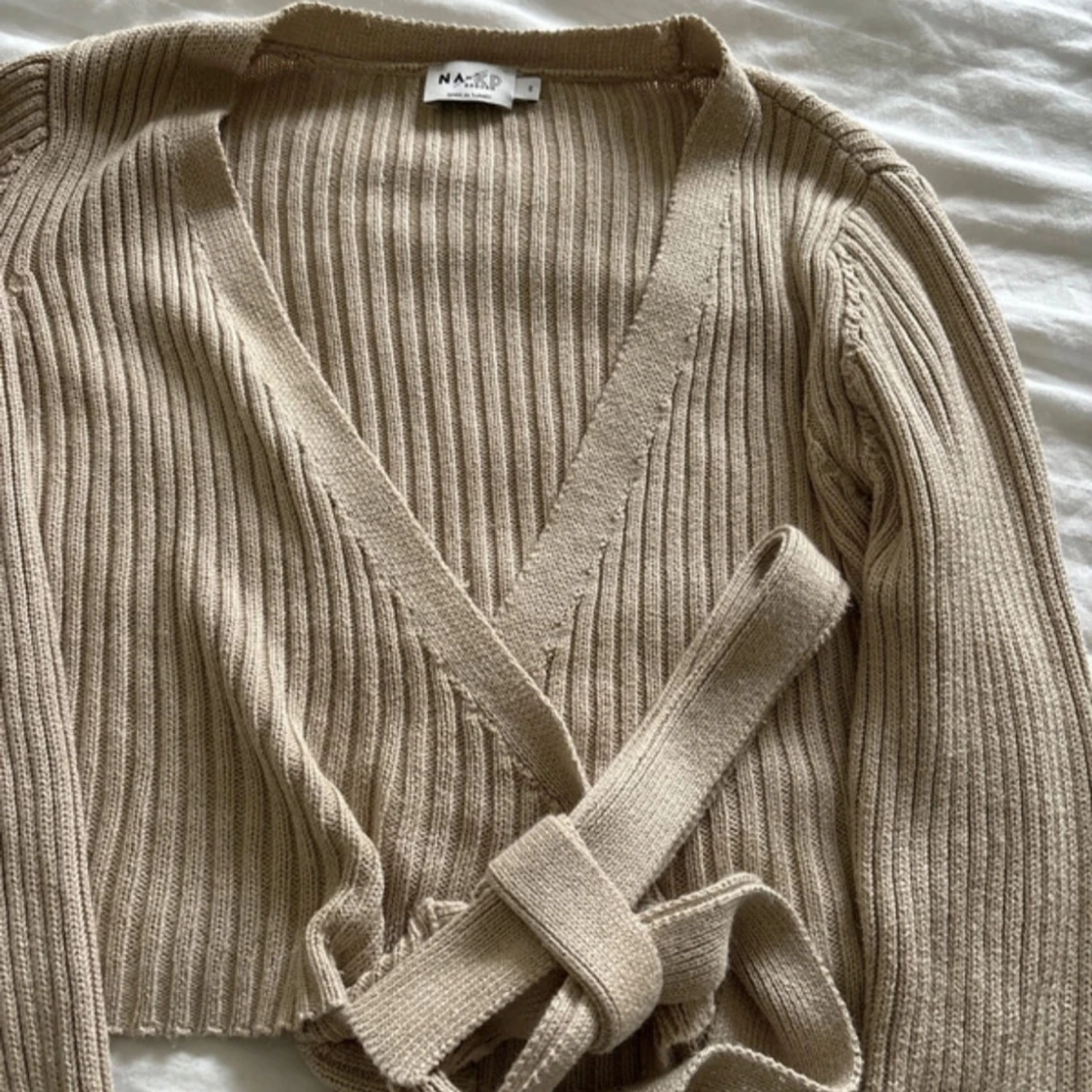 Beige ribbad omlotttröja från NA-KD - 1