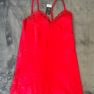 Nattlinne - En nattlinne av jätte skönt material. Helt ny och oanvänd. 