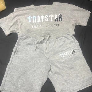 Trapstar set - Jav säljer min trapstar set eftersom den är lite liten på mig.