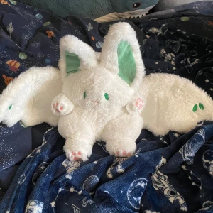 Gullig sak - Det är ett gossedjur men absolut ingen aning om vad det ska föreställa. Den ä jätte söt dock. Skulle tro ngt spel. Fick den av mitt ex i julklapp. Relativt stor ändå