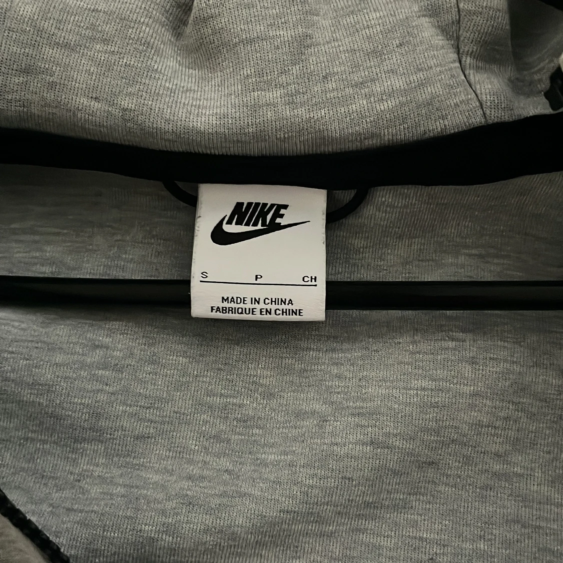 Grå Nike zip-hoodie med svarta detaljer - 1