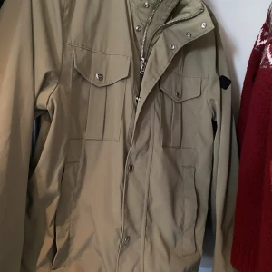 Olive grön Jacka  J.Lindeberg - Olive grön jacka från J.Lindeberg. Skicket är 10/10 knappt använd ser ut som helt ny, passar till 175-183, bara skriva om du har några frågor eller funderingar!