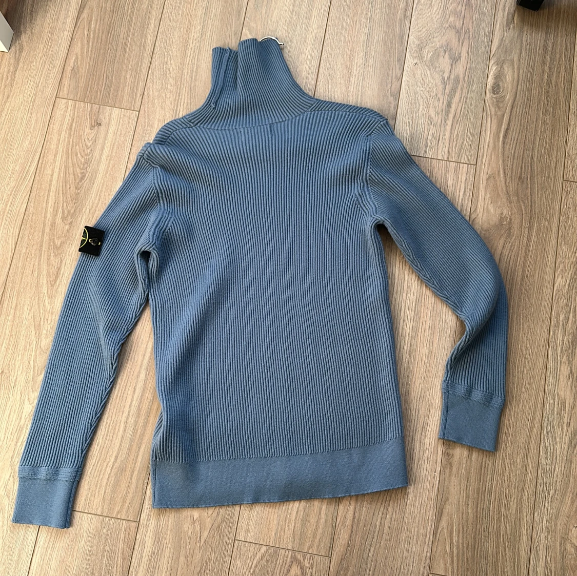 Blå ribbad turtleneck från Stone Island i storlek L - 1