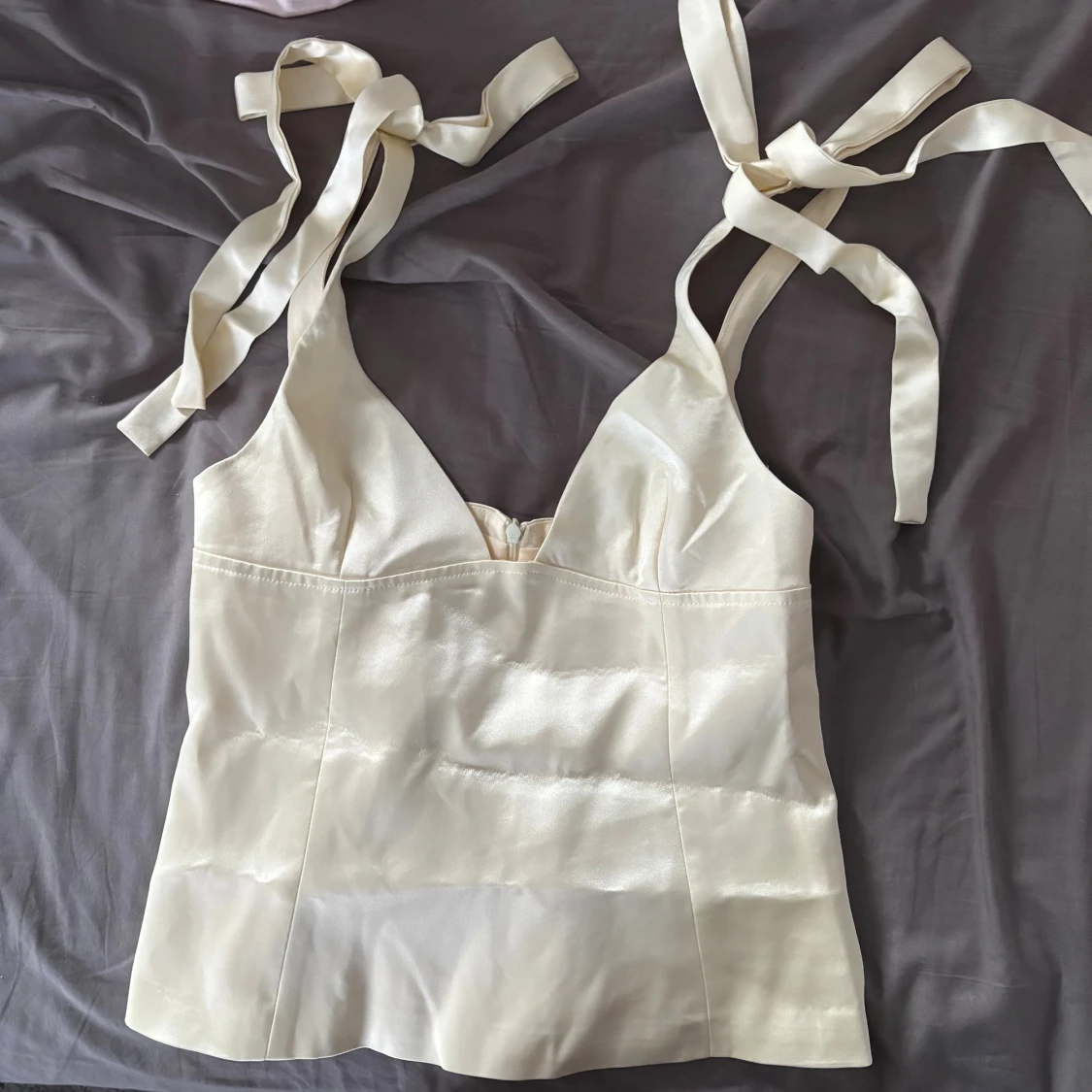 Ljusgul satin linnetopp