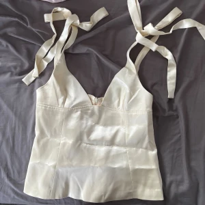 Ljusgul satin linnetopp - Snygg topp som blivit använd 1 gång!💕