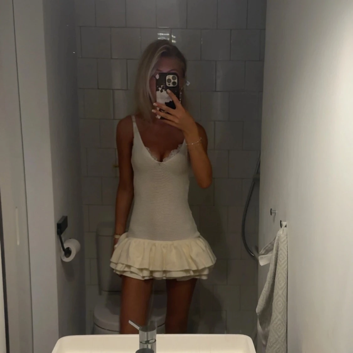 Vit stickad kortklänning med volang - 91