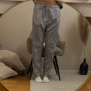 Randiga byxor  - Randiga ”pyjamas”/mys byxor!🩵 som är herr modell men passar tjejer med 