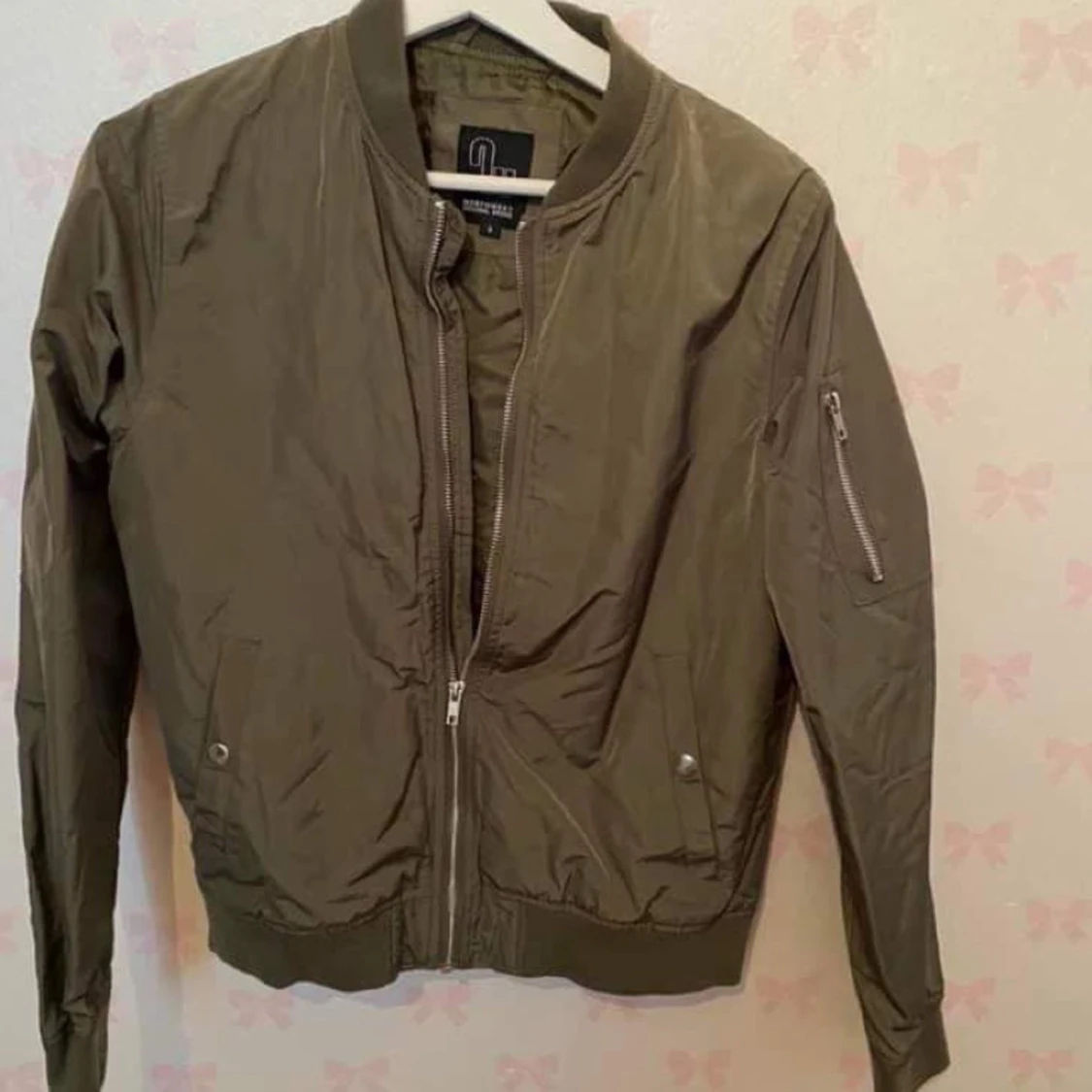 Olivgrön bomberjacka från Dressmann