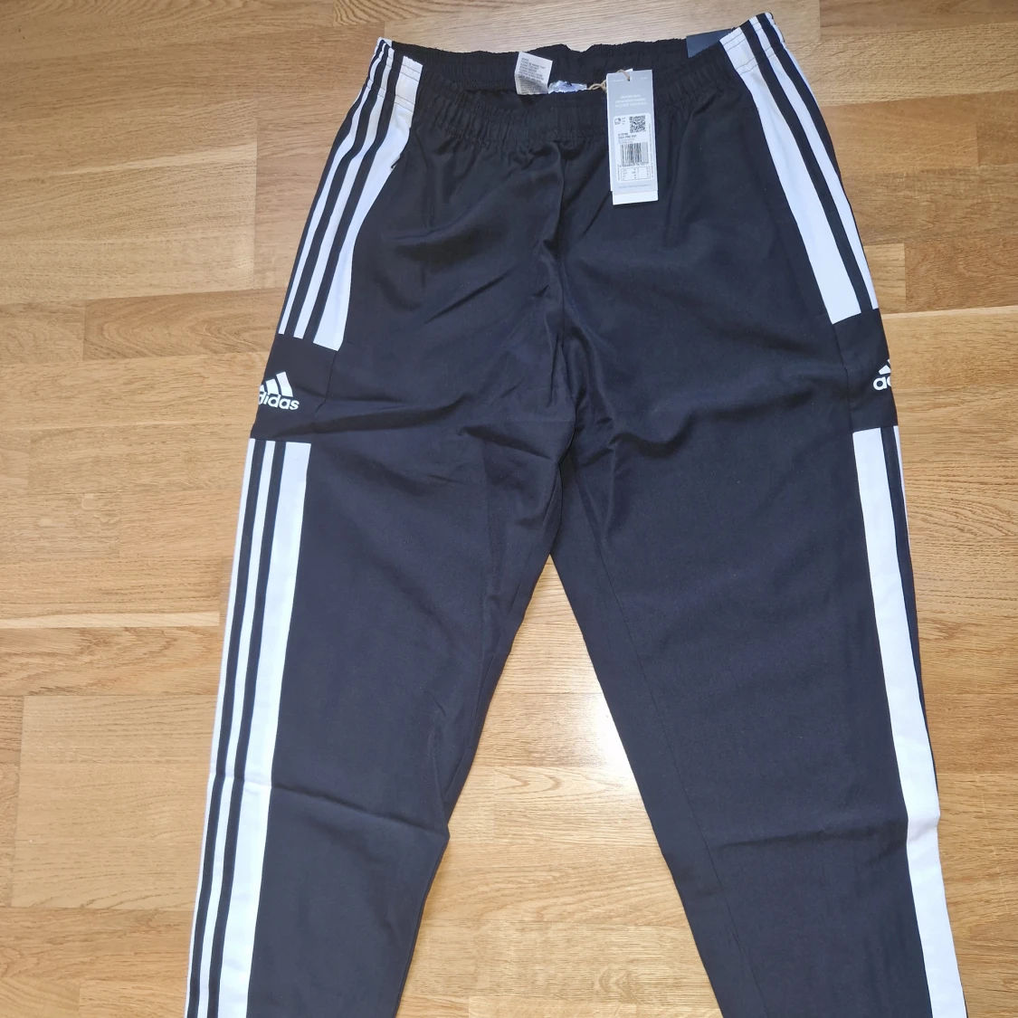 Svarta Adidas träningsbyxor med ränder